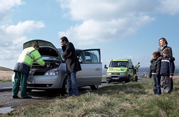 Familie met afgebroken auto