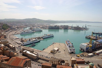 De haven van de veerboot van Ancona