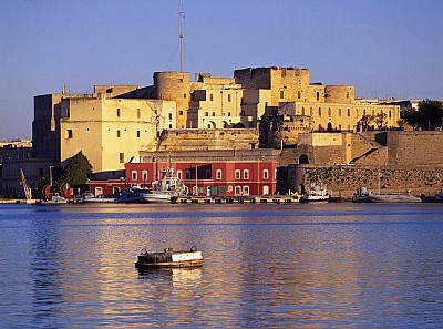 Brindisi kasteel en Ferry haven