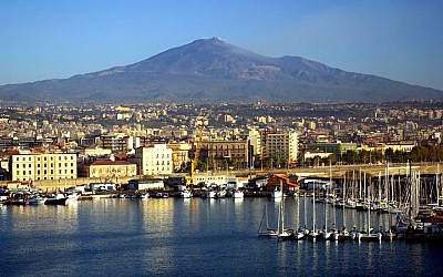 Catania veerhaven en Marina bij zonsopgang