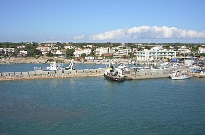 De haven van de veerboot van Kyllini