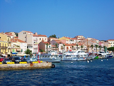 De haven van de veerboot van La Maddalena