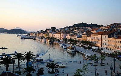 De haven van de veerboot van Losinj